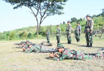 Latihan menembak prajurit Kodim 0802/Ponorogo 