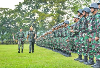 Kasdam I/BB Brigjen TNI Rifky Nawawi saat inspeksi siswa Diktukba TNI AD TA 2023 