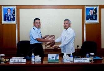 Ir Koharmatau Marsda TNI Didik Bangun Rahardjo saat menerima laporan Wasrik BPK RI 