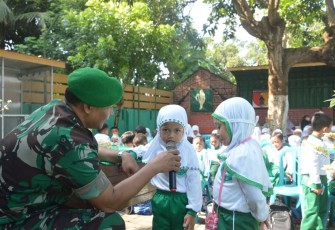 Senangnya anak-anak bersama bapak tentara