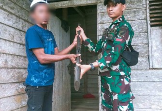 Warga serahkan senpi rakitan di perbatasan 