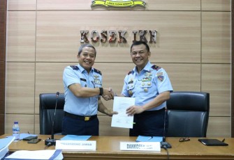 Dankosek IKN Marsma TNI Yuniarsa Aditya Permana saat menerima laporan Tim Wasrik 
