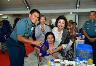 Kasal Laksamana TNI Muhammad Ali bersama Warakawuri 