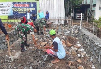 Karya bakti bangun rumah warga binaan 