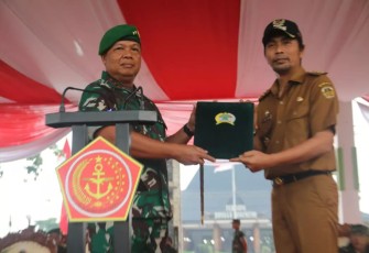 Pangdam V Brawijaya Mayjen TNI Farid Makruf saat memberikan apresiasi ke Bupati Madiun Ahmad Dawami