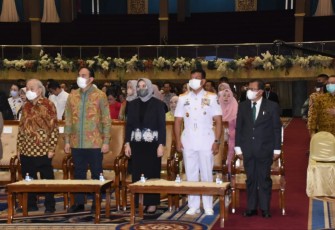 Wagub AAL Hadiri Pengukuhan Guru Besar Unesa 