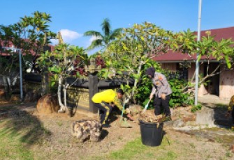 Polsek Gading Cempaka Saat Gelar Bakti Sosial di Pura Santi Muara Dipa