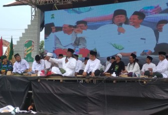 Gus Muwafiq di antara sejumlah tokoh masyarakat dan pejabat, saat menyampaikan tausiyah pada perayaan resepsi Harlah 1 Abad NU, di Stadion Angkatan 45 Karanganyar, Minggu (19/3/2023).
