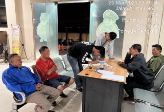 Bhabinkamtibmas Kebon Ros dan piket SPKT Polresta Bengkulu Mediasi Paman dan Keponakan