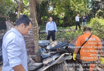 Dipimpin Kasat Reskrim Polresta Bengkulu Unit Identifikasi Lakukan Olah TKP pasca kebakaran Bangunan Usaha Mebel dan Reparasi Jok