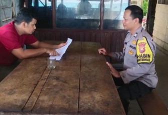 Bhabinkamtibmas Saat Menghimbau Warung Tuak Agar Tak Menjual Minuman Alkohol Saat Bulan Suci Ramadhan 