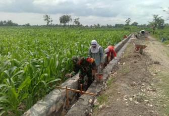 Bangun saluran air wilayah desa binaan 