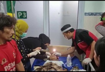 Petugas RSAL Jala Ammari Lantamal VI saat menangani korban runtuhnya kubah masjid