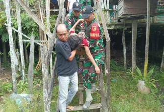 Evakuasi warga perbatasan ke puskesmas 