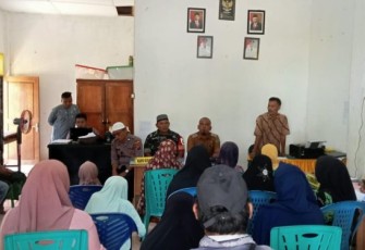 Suasana Pembagian BLT di Kantor Desa Aek Badak Julu, Kecamatan Sayurmatinggi, Kabupaten Tapanuli Selatan (Tapsel), Sumatera Utara (Sumut), Selasa (28/03/23).