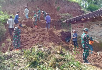 Kerja bakti angkut material longsor rumah warga desa binaan 