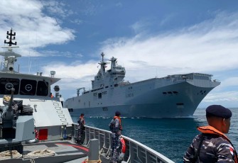 Passex KRI Bung Tomo-357 dengan kapal perang AL Perancis 