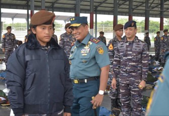 Gubernur AAL Mayjen TNI (Mar) Endi Supardi saat pengecekan kelengkapan KJK