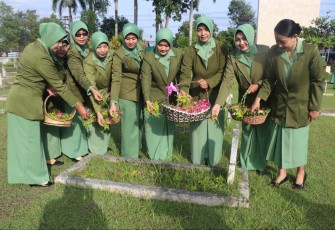Ziarah dan Tabur Bunga Persit KCK Cabang XXI Kodim Tulungagung
