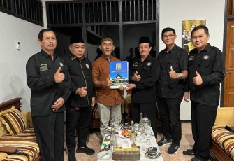 Danrem 081/DSJ Kolonel Inf H. Sugiyono saat menerima cenderamata 
