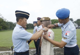 Danlanud Iswahjudi Marsekal Pertama TNI Irwan Pramuda saat menyematkan kenaikan pangkat personelnya