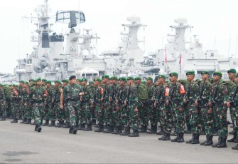 Panglima TNI Laksamana Yudo Margono saat pengecekan Satgas Yonif 527/BY dan Yonif 407/PK ke Papua