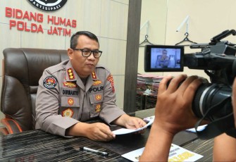 Kabid Humas Polda Jatim Kombes Dirmanto saat memberikan keterangan pers 