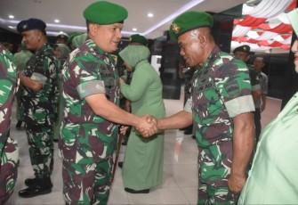 Pangdam I/BB Mayjen TNI Achmad Daniel Chardin memberikan ucapan selamat kenaikan pangkat prajuritnya 