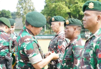 Pangdiv 2 Kostrad Mayjen TNI Safrial menyematkan kenaikan pangkat prajuritnya 