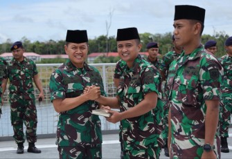 Pangkoarmada III Laksda TNI Agus Hariadi saat memberikan Al-Qur'an 