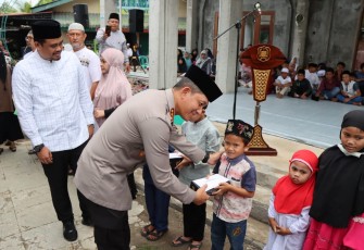 Kapolrestabes Medan Kombes Valentino Alfa Tatareda saat memberikan santunan
