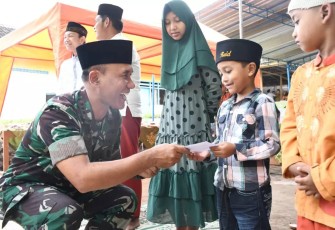 Danrem 081/DSJ Kolonel Inf H. Sugiyono saat memberikan santunan