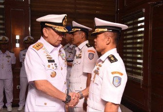 Pangkolinlamil Laksda TNI Yayan Sofiyan memberikan ucapan selamat prajuritnya