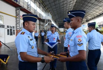 Danskatek 042 Letkol Tek Andi Sukmawan Wira Atmaja saat menyerahkan piagam siswa terbaik