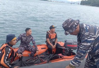Evakuasi jenazah korban tenggelam di laut dekat dermaga 3 pelabuhan ASDP Merak Kota Cilegon