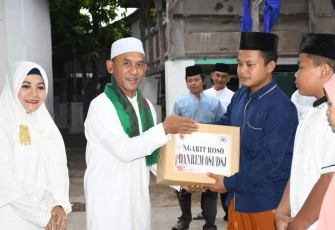 Danrem 081/DSJ Kolonel Inf H. Sugiyono ketika memberikan santunan
