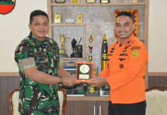 Danrem 023 KS Kolonel Inf Dodi Triwinarto saat memberikan cenderamata 