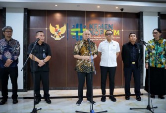 MenkopUKM Teten Masduki saat memberikan keterangan pers terkait pakaian bekas ilegal di Jakarta 