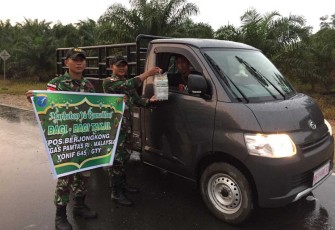 Bagikan takjil gratis di perbatasan 