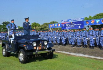 Kadisops Lanud Iswahjudi Kolonel Inf Pnb Reza Muryaji saat inspeksi pasukan dalam upacara HUT ke-77 TNI AU, Minggu (9/4)