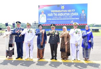 Kasad Jenderal TNI Dudung Abdurachman foto bersama di HUT ke 77 TNI AU 