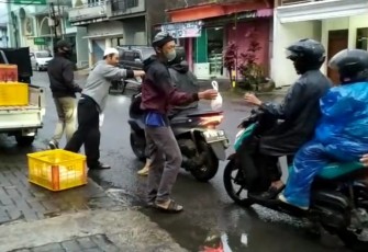 ASPEK Kota Batu, saat tengah membagikan takjil olahan berbahan dasar daging kelinci, sekaligus promosikan Kota Wisata Batu melalui GEMARICI