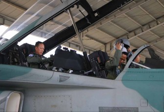 Danlanud Iswahjudi Marsekal Pertama TNI Irwan Pramuda (bangku ke dua pesawat) saat tiba di home base, Senin (10/4)