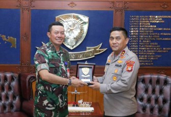 Pangkoopsud I Marsda TNI Bambang Gunarto memberikan cenderamata Kapolda Metro Jaya 