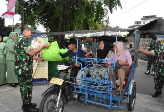 Berbagi takjil Abang Becak