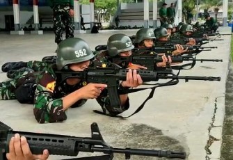 Latihan menembak Laras panjang taruna AAL