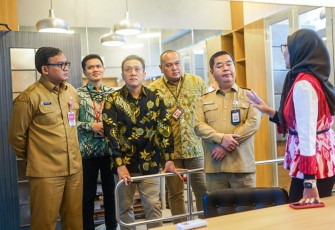 Dirjen Dukcapil Teguh Setyabudi (kanan) saat menerima paparan dari Yayasan Thisable