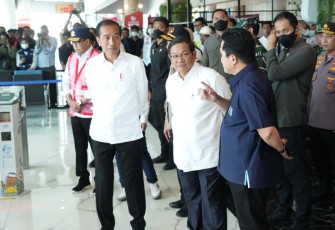 Menteri BUMN Erick Thohir saat memaparkan ke presiden Jokowi di Pasar Kelapa Blok F Cilegon, Selasa (11/4) 