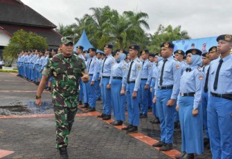 Danrem 023 KS Kolonel Inf Dodi Triwinarto saat pelepasan siswa SMAN 1 Matauli Pandan 