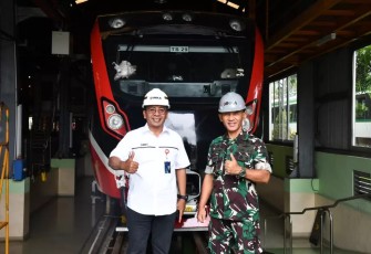 Danrem 081/DSJ Kolonel Inf H. Sugiyono saat mengunjungi PT INKA